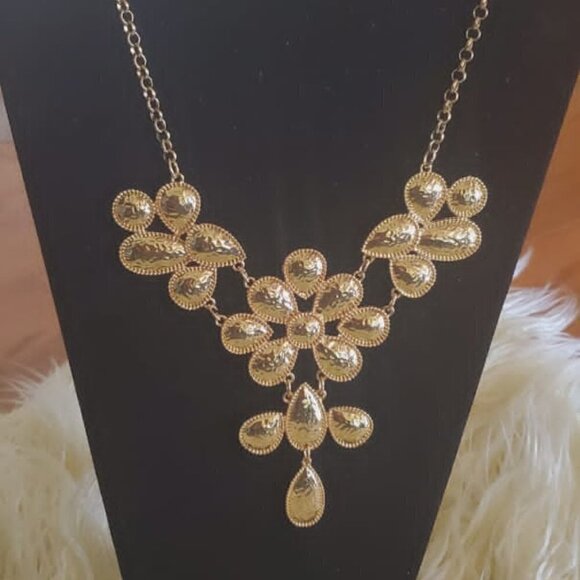 💃Gold tone Flower Pattern Statement Necklace.🌴 - Picture 6 of 8